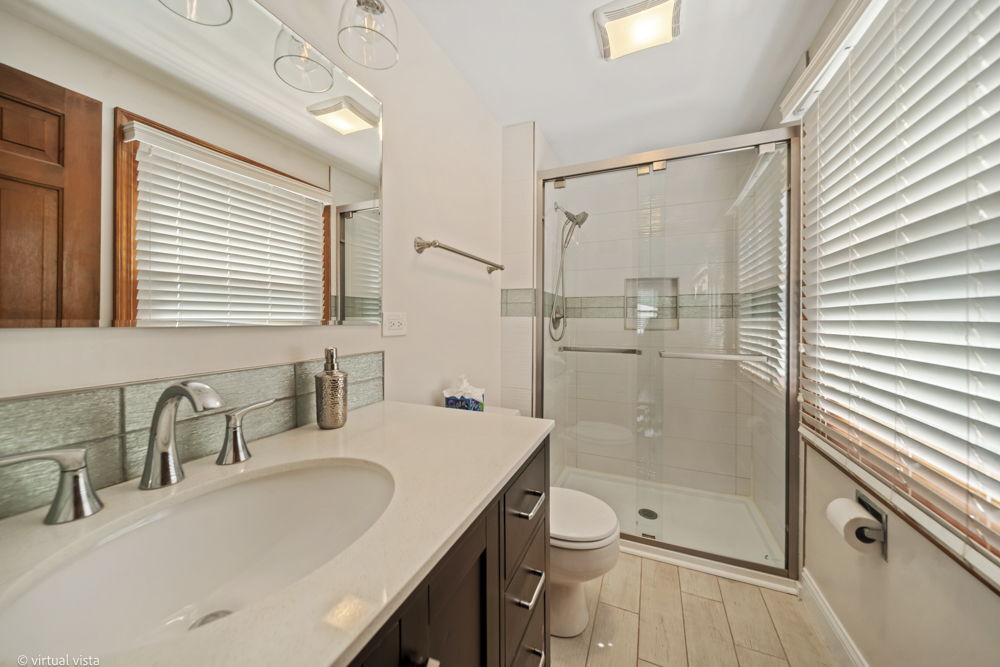 902 North Rohlwing Road Palatine, IL 60074 - Photo 7 of 20