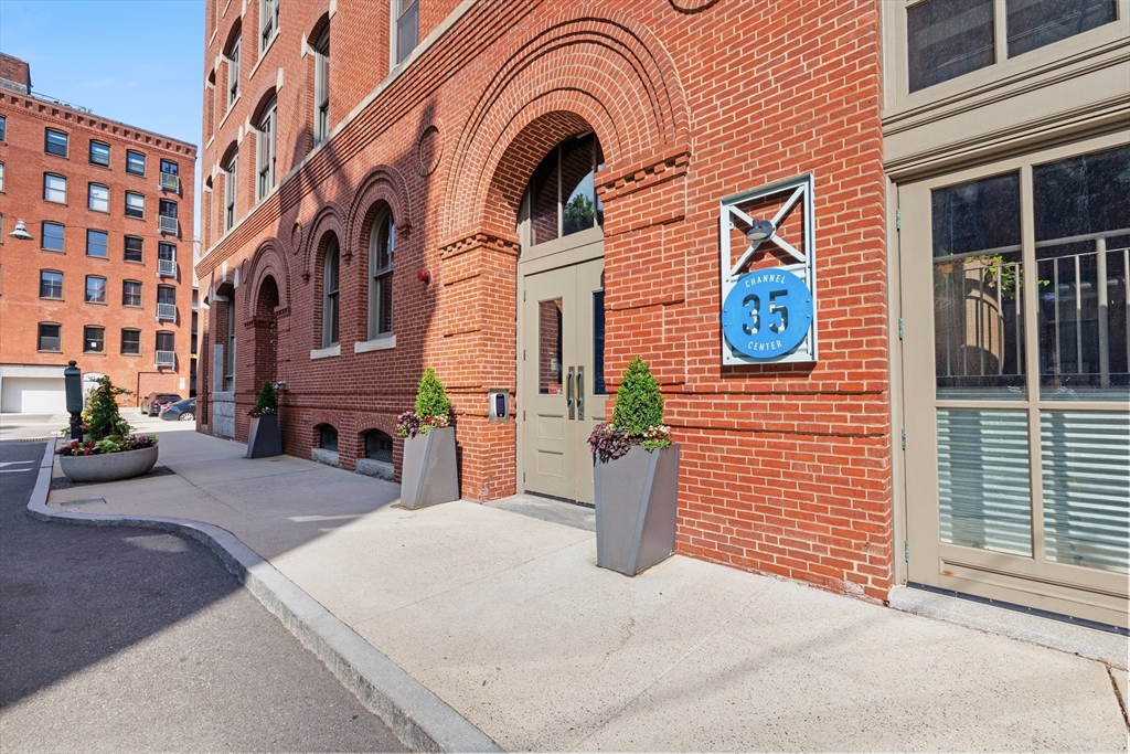 35 Channel Center Street, Unit 210 Boston, MA 02210 - Photo 2 of 32