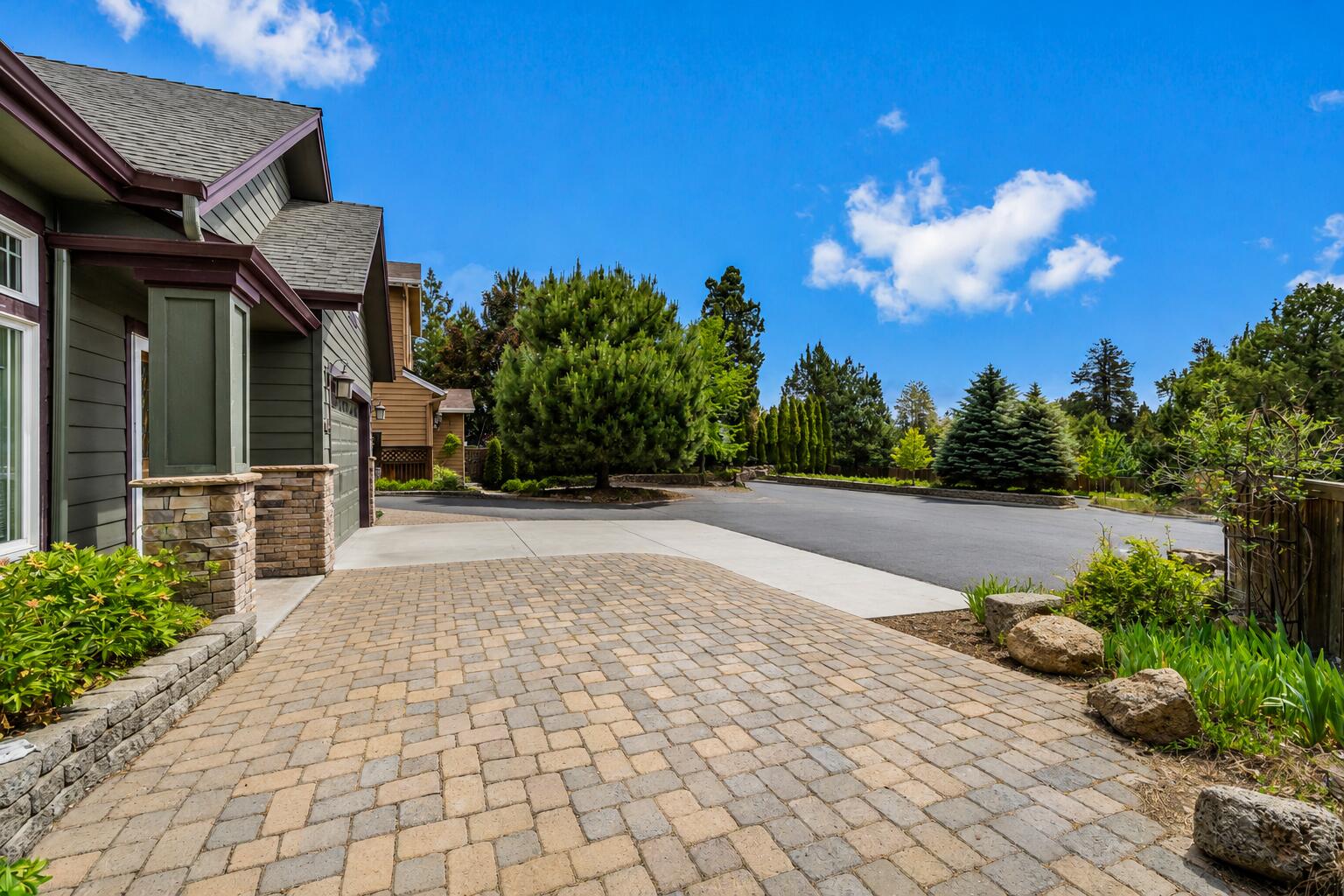 1652 Northeast Redrose Court Bend, OR 97701 - Photo 2 of 20 Paver