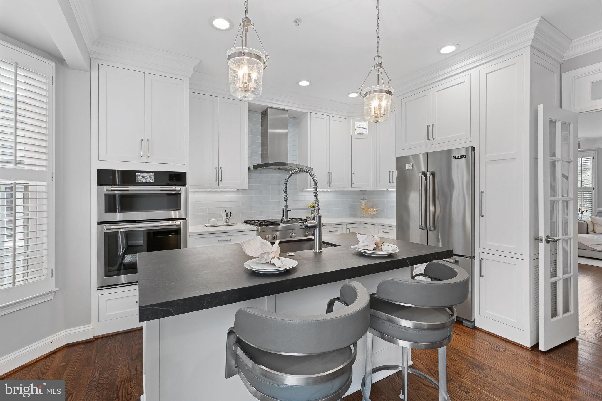 501 Pendleton Street Alexandria, VA 22314 - Photo 20 of 39 Gourmet kitchen w island/brkfst bar, doors to deck