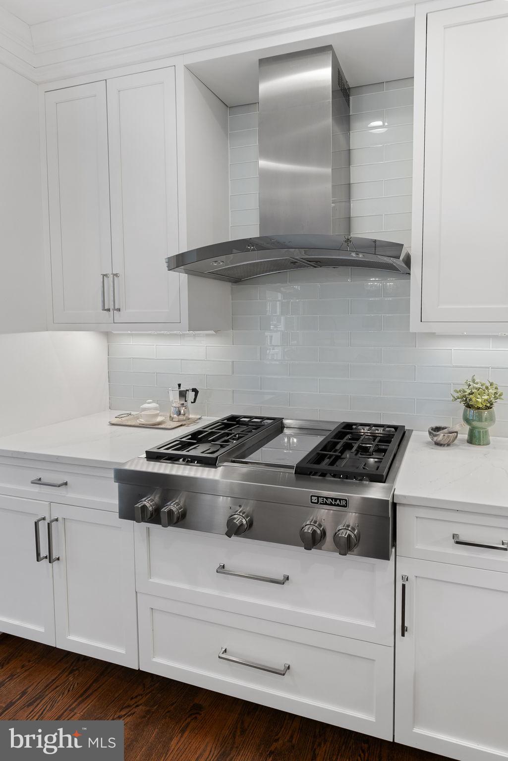 501 Pendleton Street Alexandria, VA 22314 - Photo 21 of 39 Kitchen w Mouser cabinetry & designer tile work
