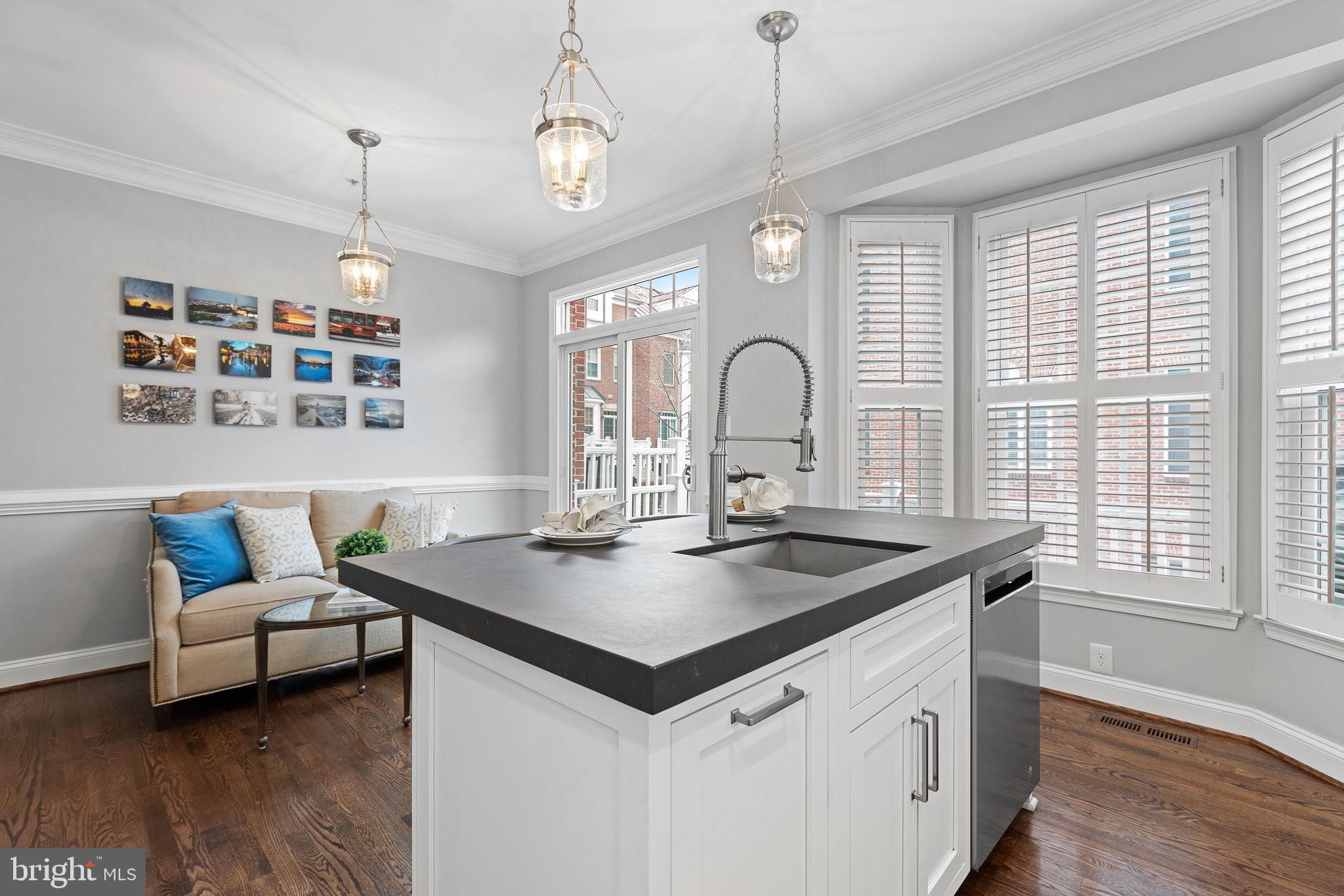 501 Pendleton Street Alexandria, VA 22314 - Photo 22 of 39 Eat-in kitchen with bay window and doors to deck!