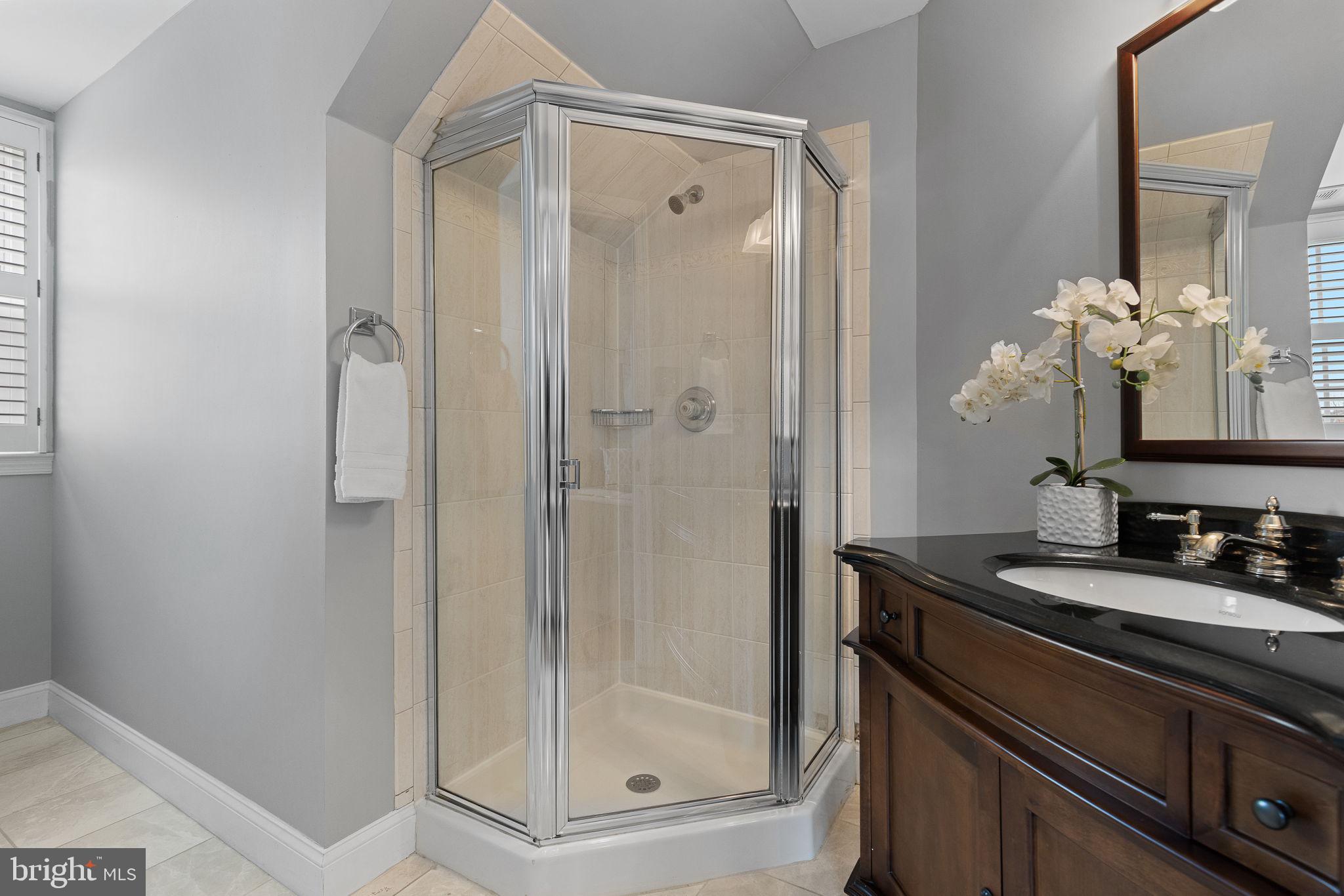 501 Pendleton Street Alexandria, VA 22314 - Photo 34 of 39 Full bath on top floor!