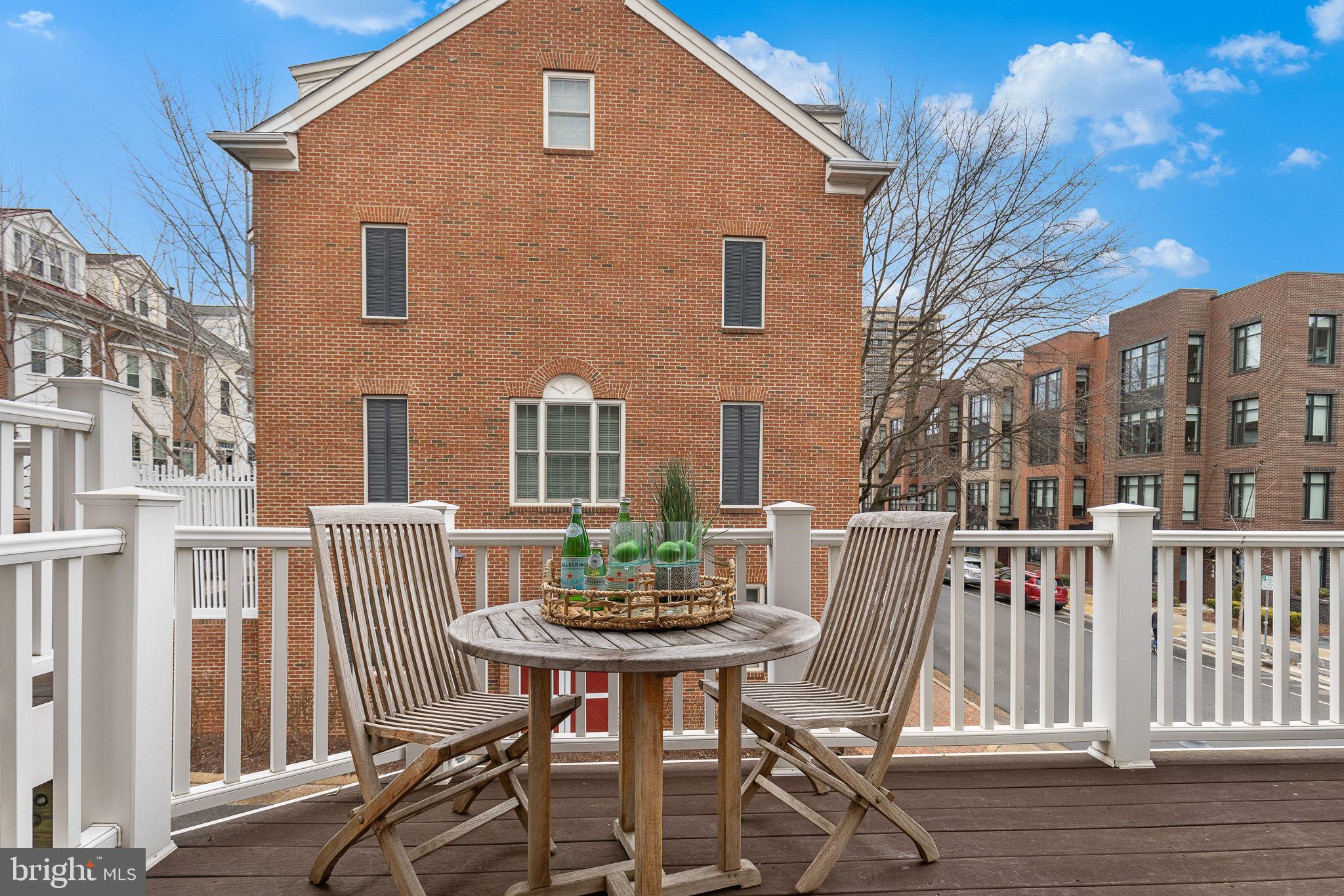 501 Pendleton Street Alexandria, VA 22314 - Photo 6 of 39 Private Trex-style deck off kitchen