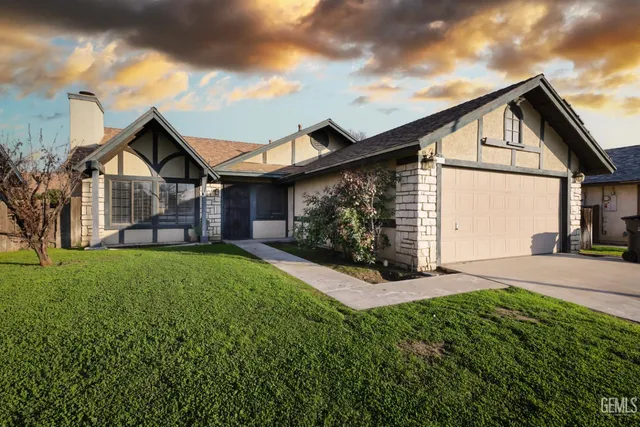 a view of a front of house with a yard
