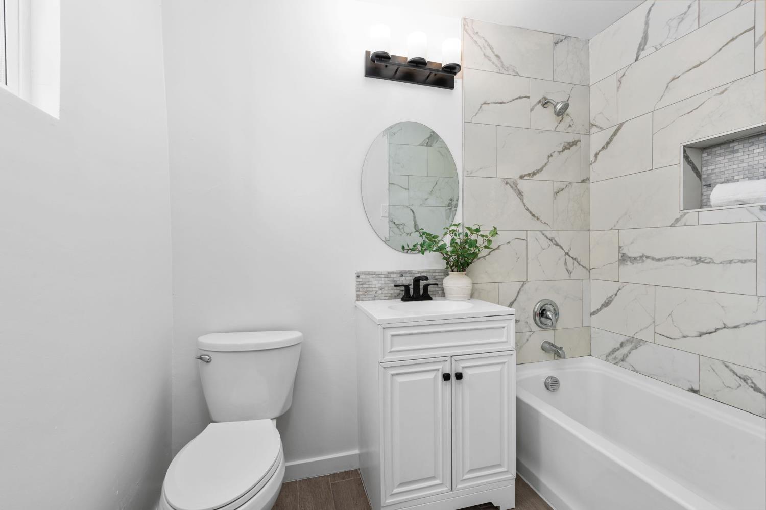 1366 East Alexander Avenue Merced, CA 95340 - Photo 25 of 30 a bathroom with a toilet sink and bathtub