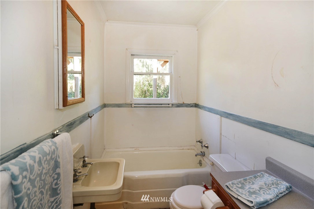 10112 Southwest Cove Road Vashon, WA 98070 - Photo 18 of 25