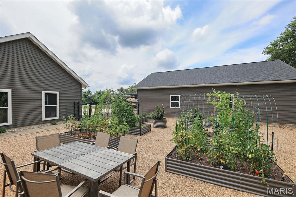 8125 Lost Bridge Road Bethalto, IL 62010 - Photo 5 of 41