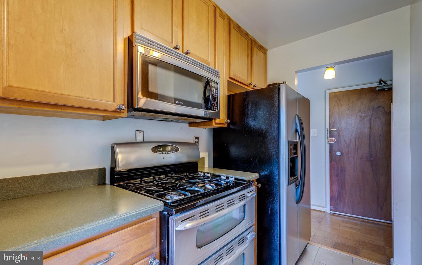 4401 Cherry Hill Road, Unit 66 Arlington, VA 22207 - Photo 9 of 29 a kitchen with a stove and a microwave