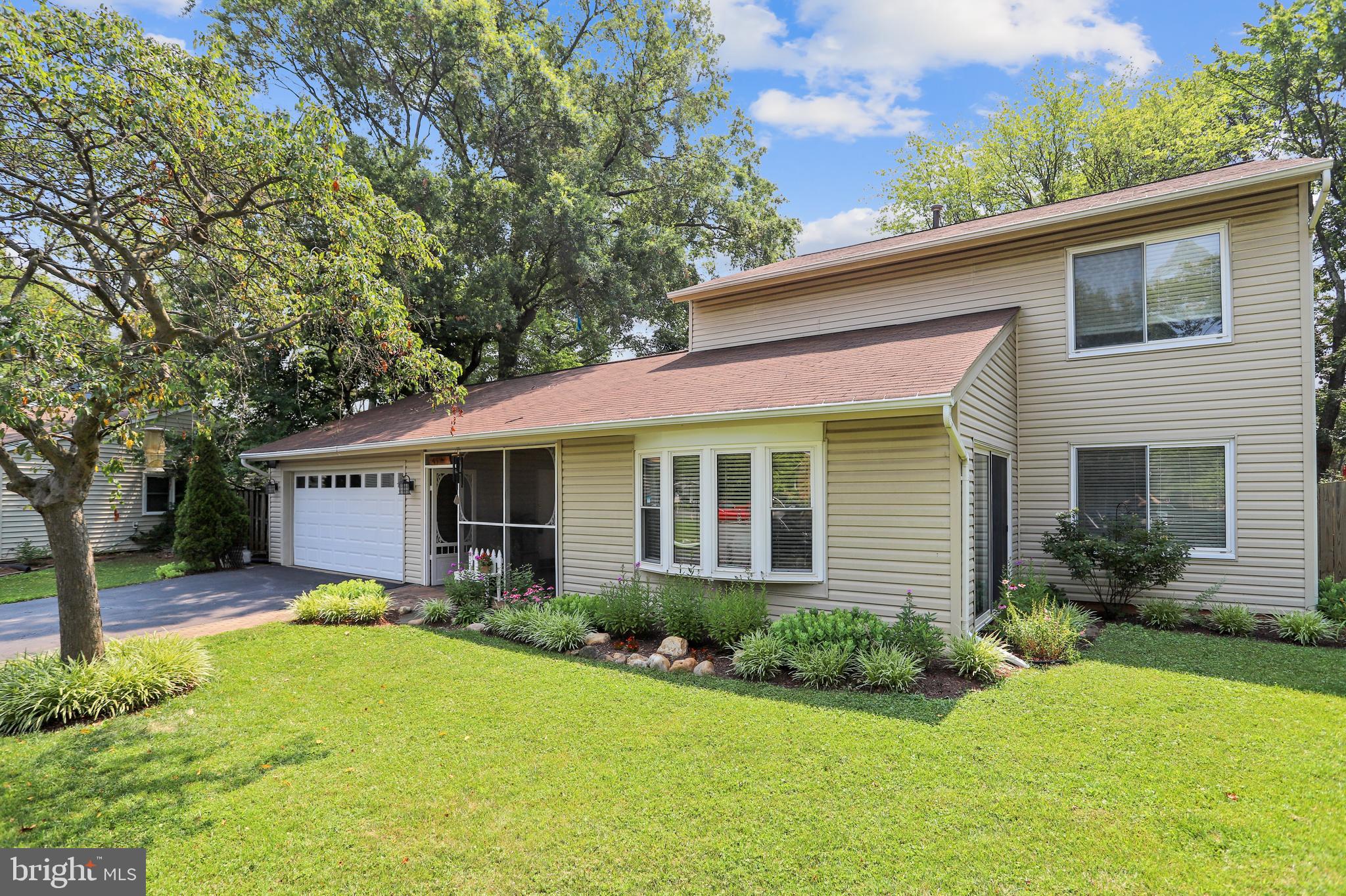 49 Thrush Road Sterling, VA 20164 - Photo 3 of 62 Front view with Bay window