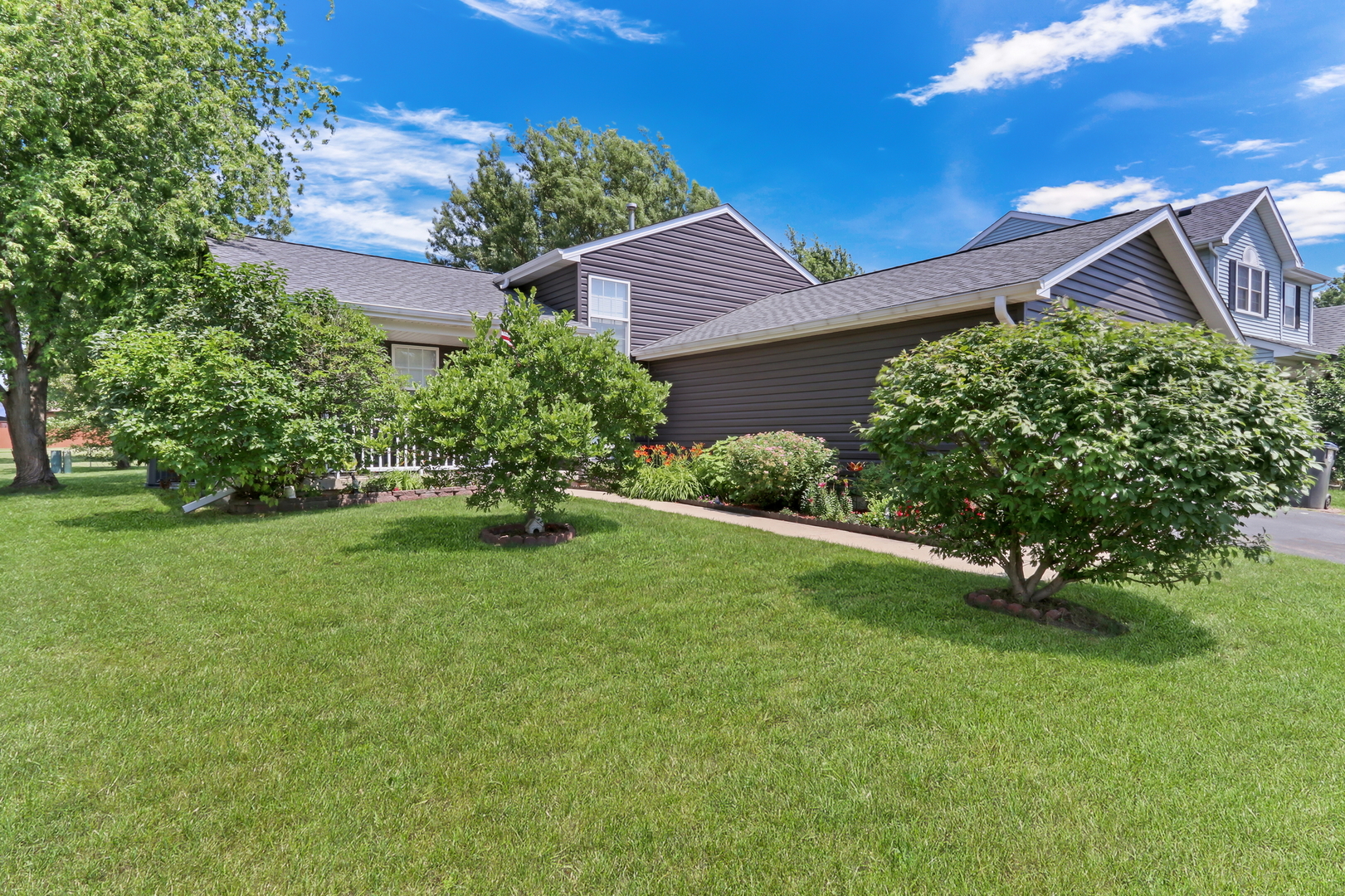 1111 Pheasant Run Zion, IL 60099 - Photo 2 of 38