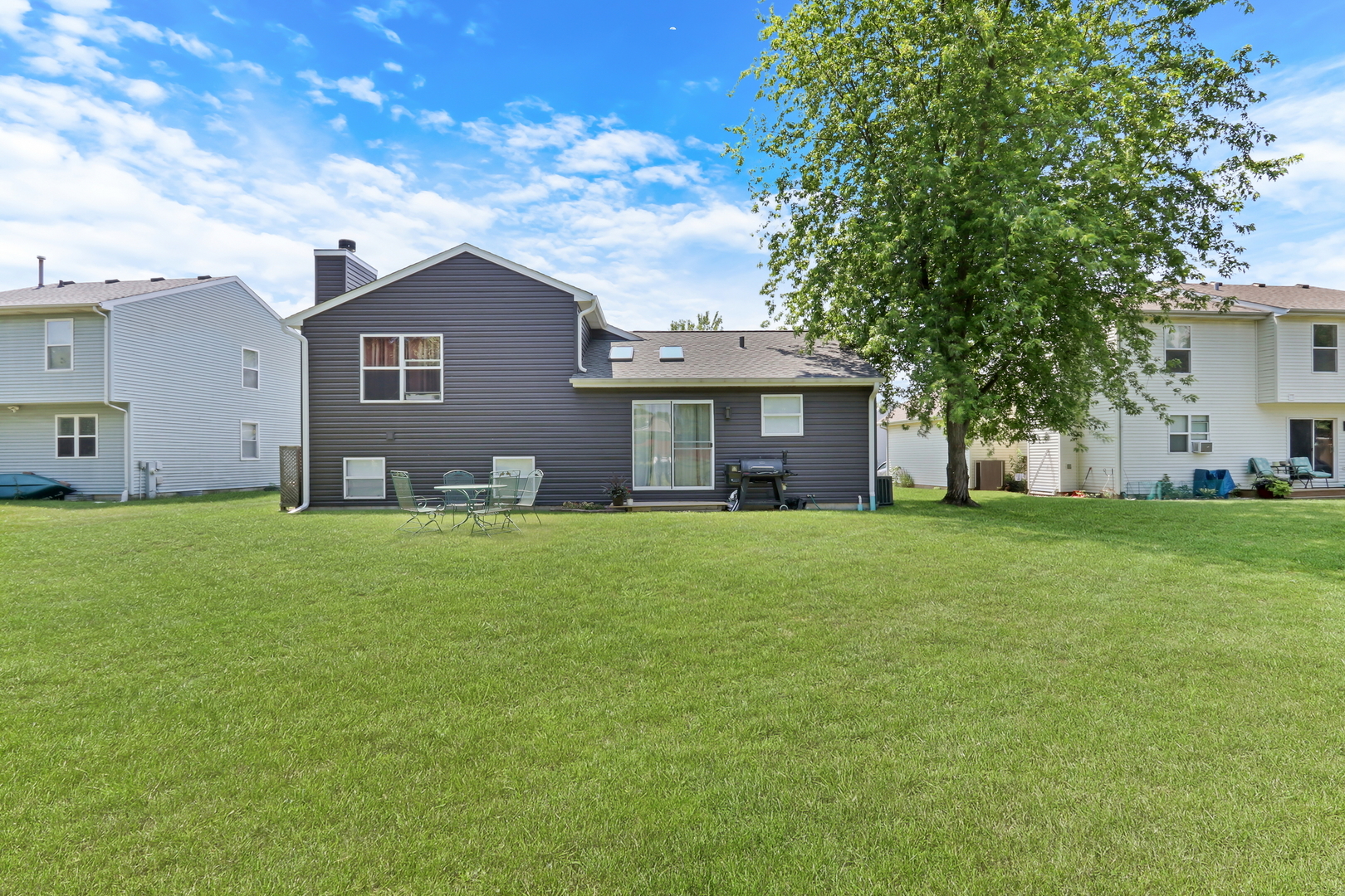 1111 Pheasant Run Zion, IL 60099 - Photo 4 of 38