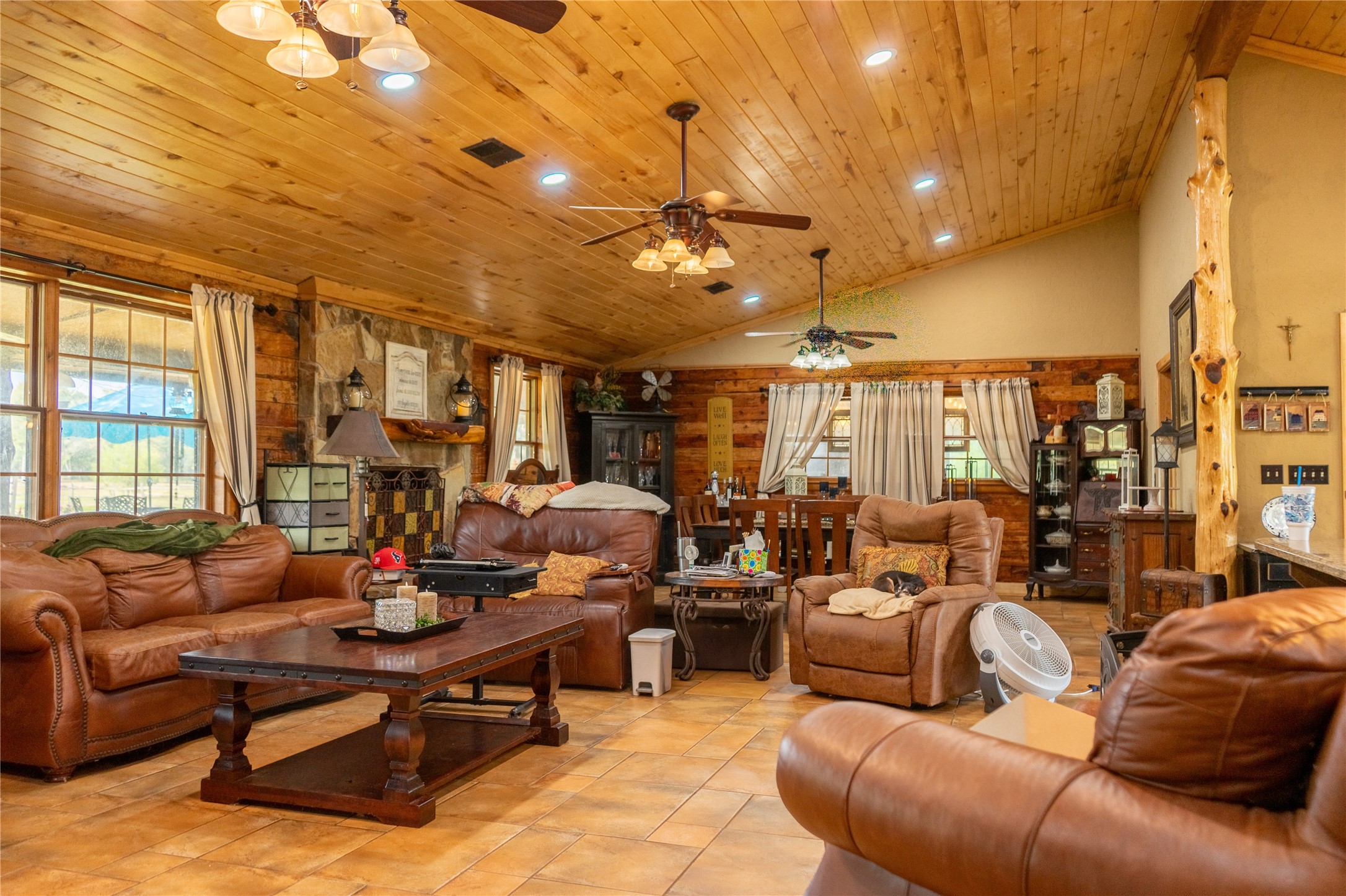 23888 Laneview Road Hempstead, TX 77445 - Photo 5 of 39 a living room with furniture