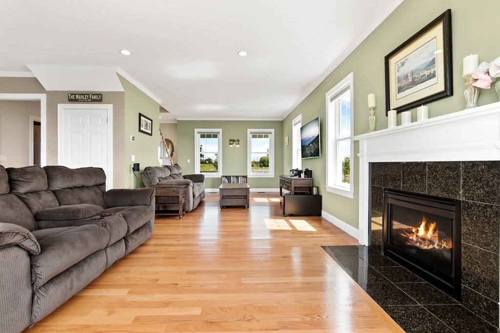 8 Hilltop Road Danvers, MA 01923 - Photo 9 of 42