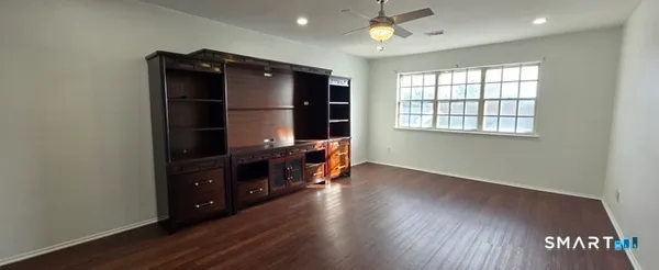 $2,000 | 50 Greenhouse Road, Unit 65D, Bridgeport, CT 06606