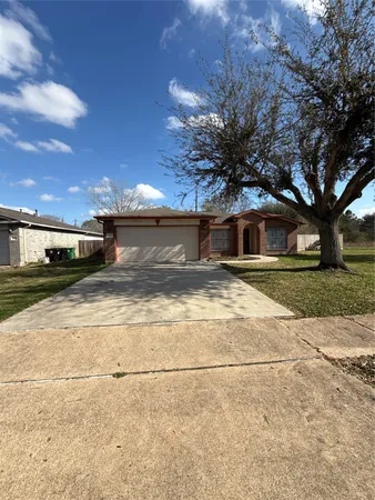 a view of a yard in front of a house