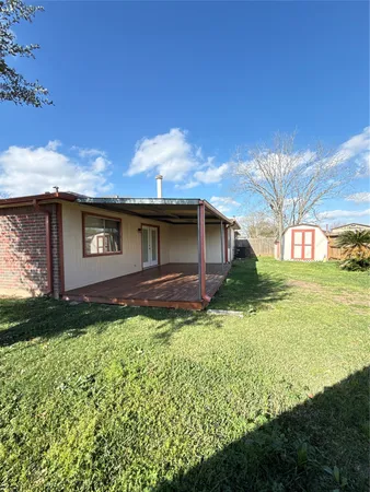 a view of a house with backyard and garden