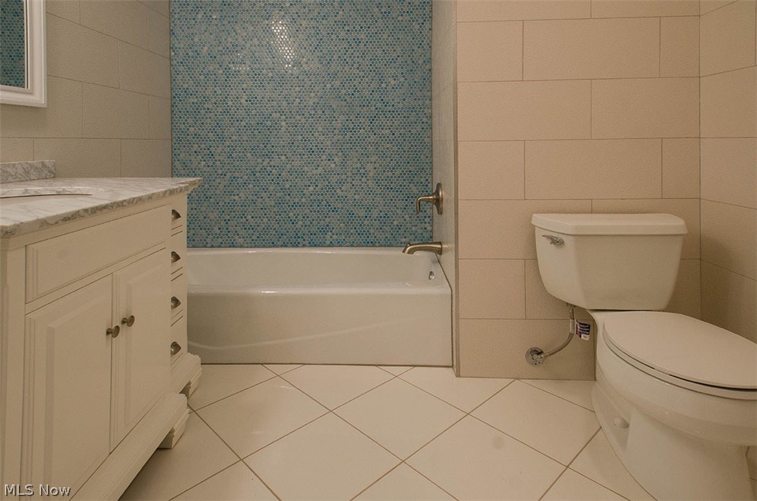 1723 South Green Road Cleveland, OH 44121 - Photo 15 of 33