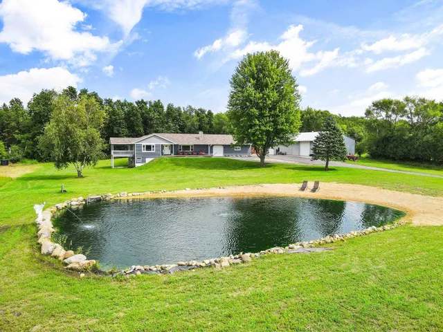 $1,000,000 | 64 Oakland Road, Cambridge, WI 53523