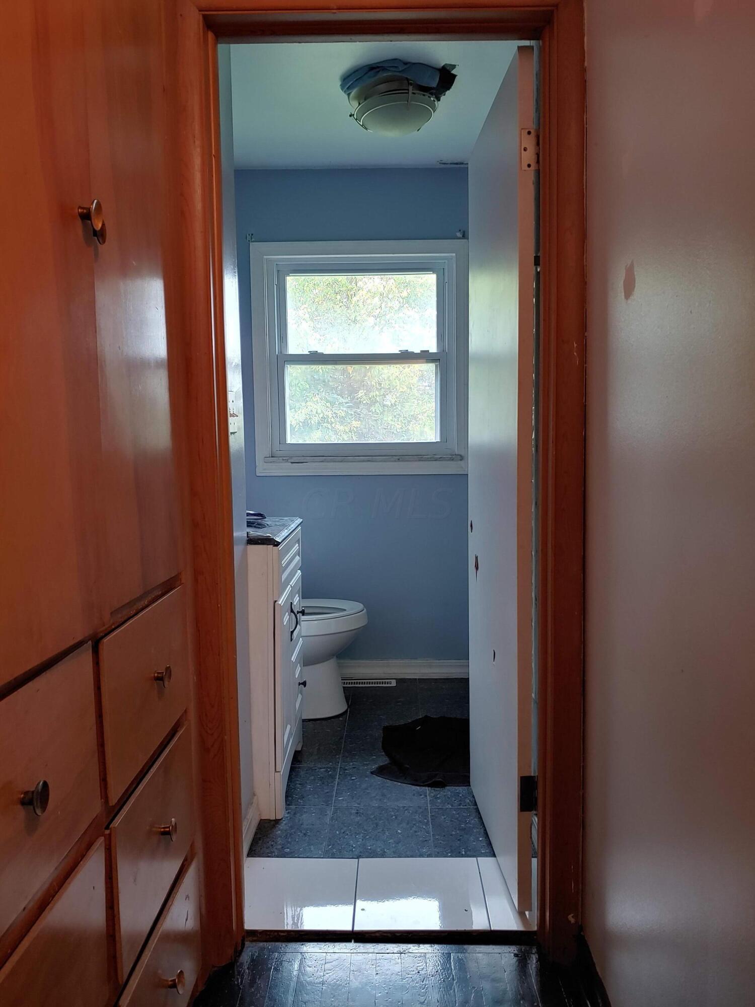 859 Brixham Road Columbus, OH 43204 - Photo 6 of 11 Full Bath