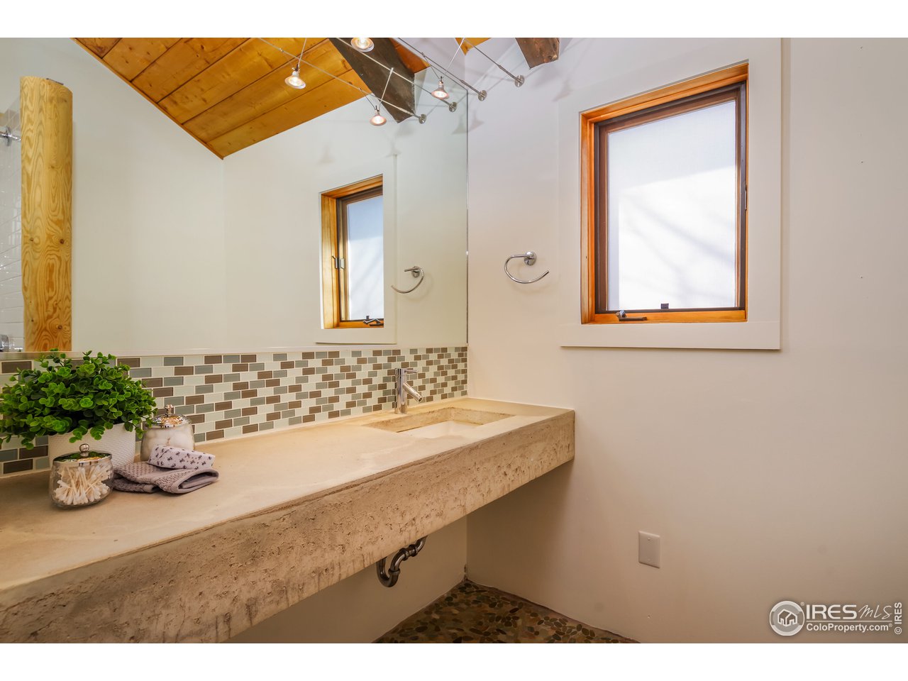 8324 West Fork Road Boulder, CO 80302 - Photo 20 of 38 a bathroom with a sink mirror and a bathtub