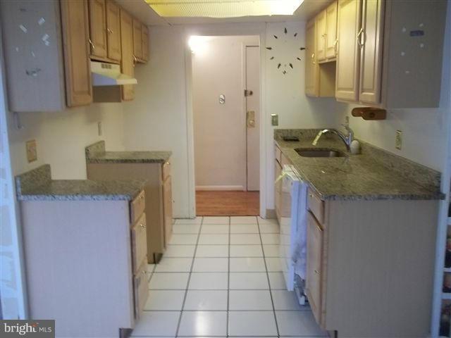 11651 Stoneview Square, Unit 12C Reston, VA 20191 - Photo 2 of 8 Kitchen