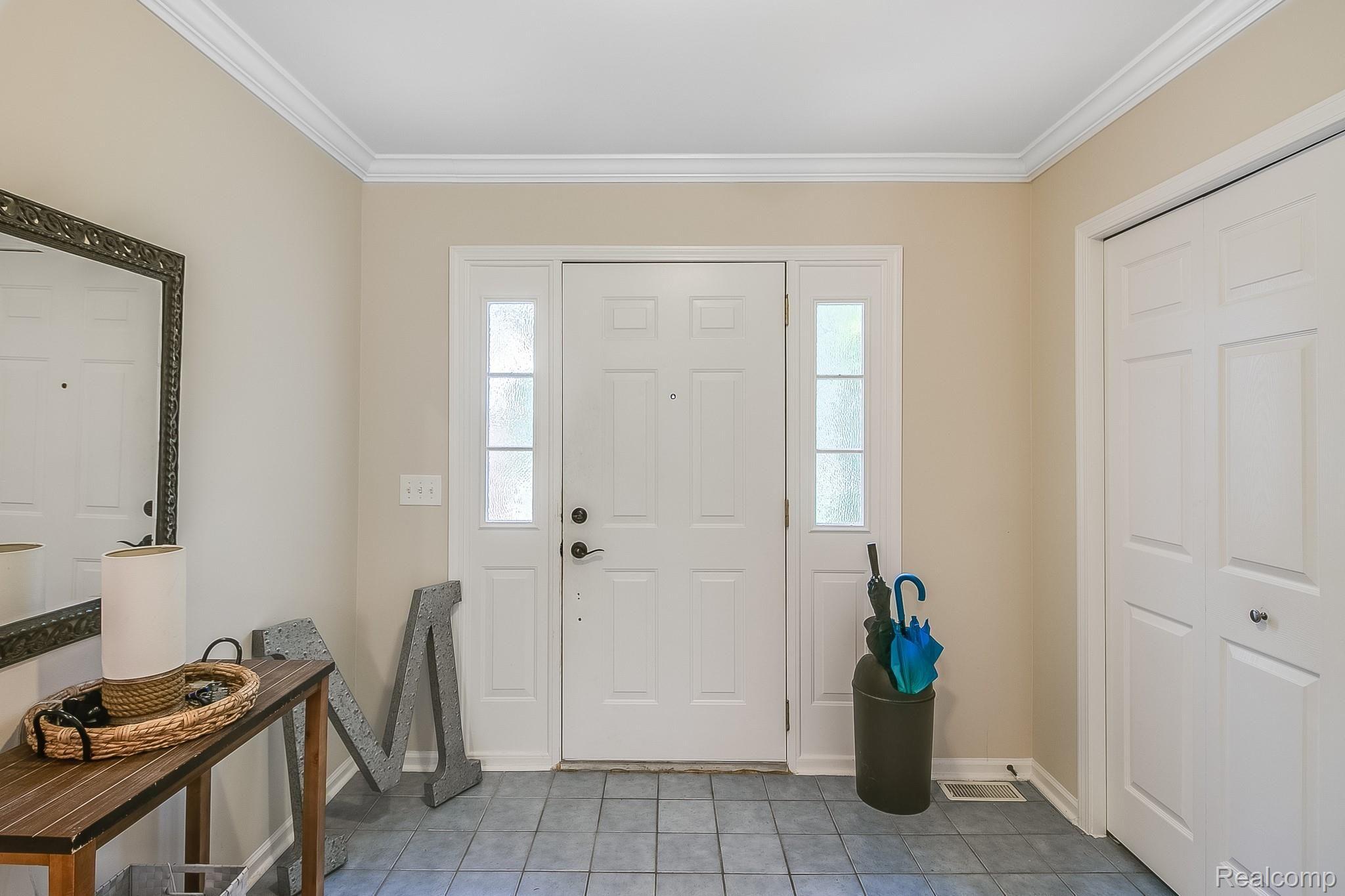 2035 Devonshire Road Bloomfield Hills, MI 48302 - Photo 7 of 36 3.jpg