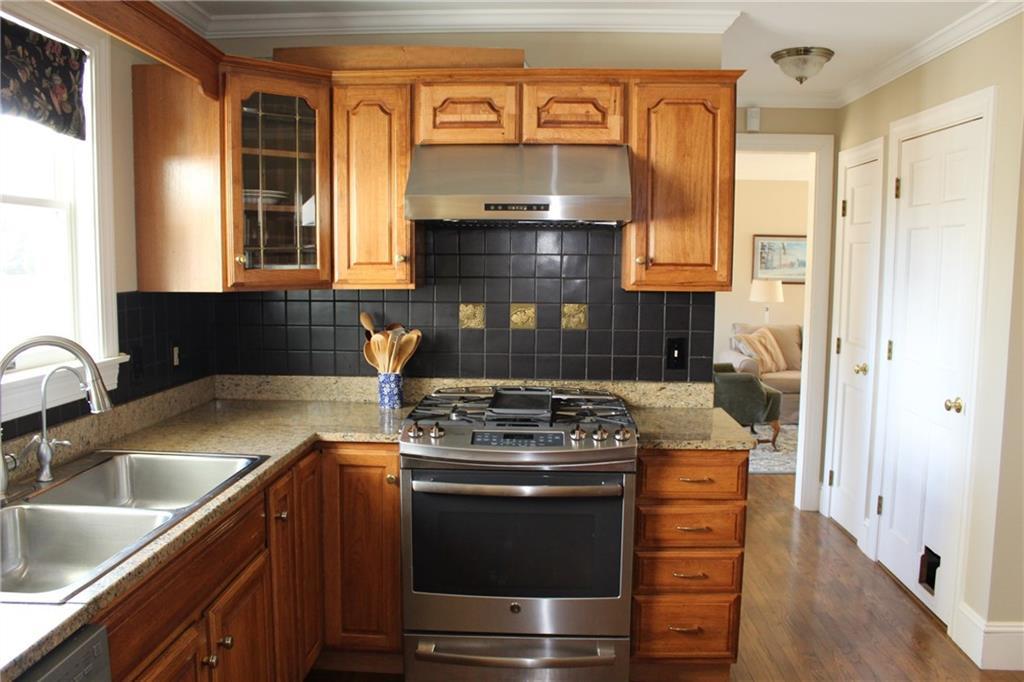 27 Pitcher Road Belfast, ME 04915 - Photo 6 of 35 Gas range, range hood with automatic...