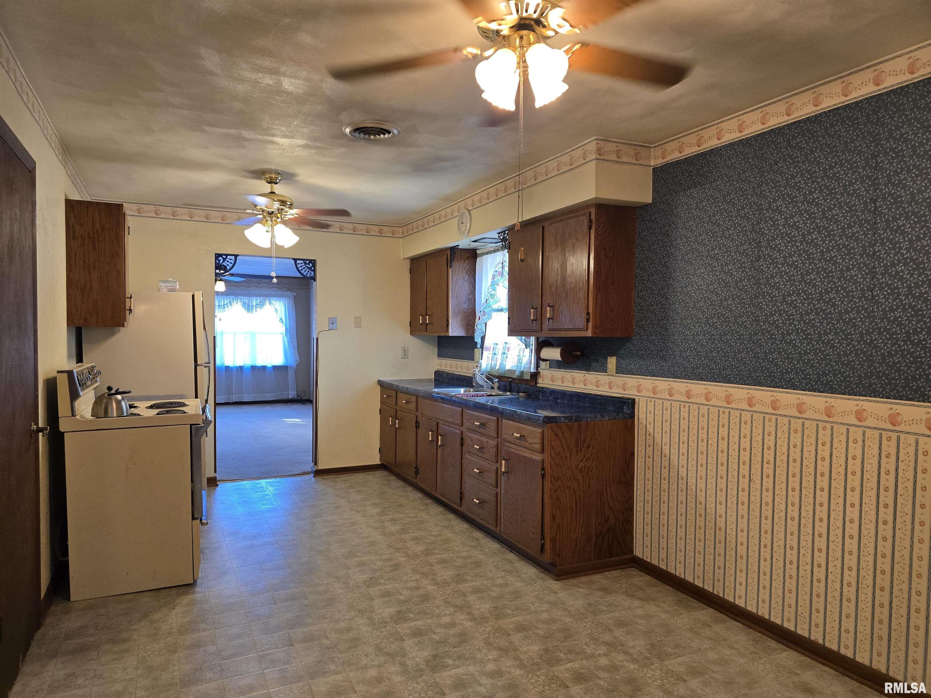 40 East Beech Street Canton, IL 61520 - Photo 39 of 45