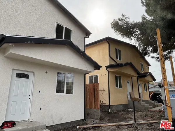 a house view with a outdoor space