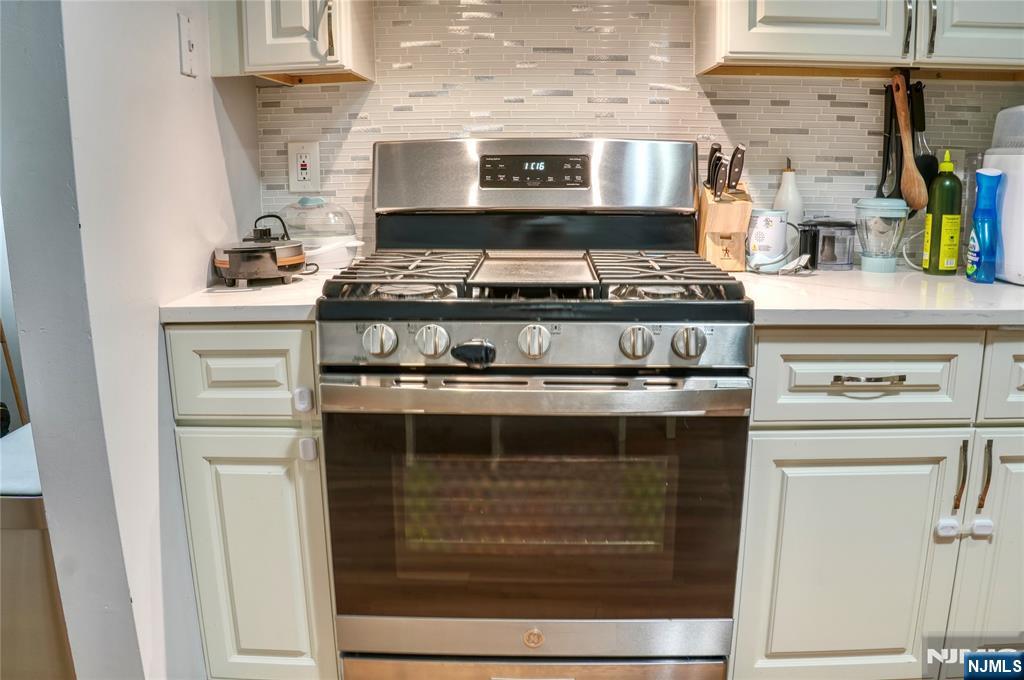 388 Poets Way Mahwah, NJ 07430 - Photo 7 of 30