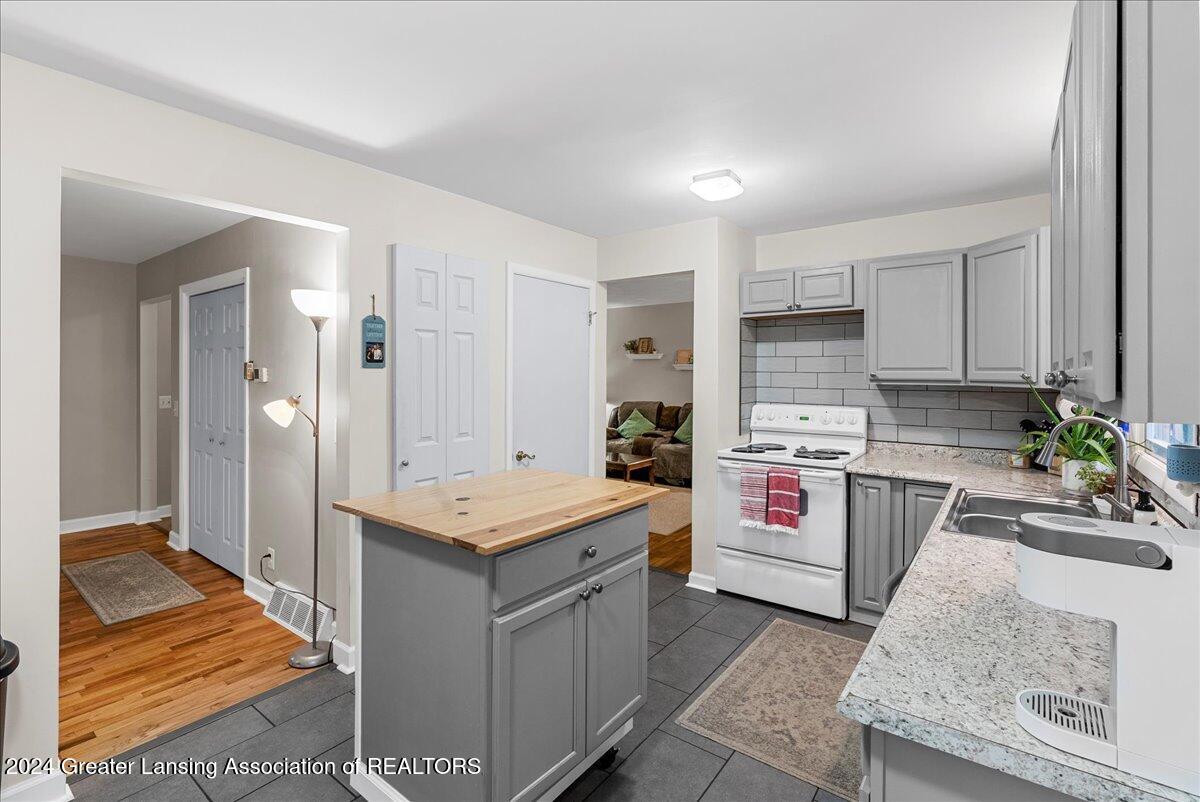 2280 Pine Tree Road Holt, MI 48842 - Photo 11 of 32 12-Media Jett - 14