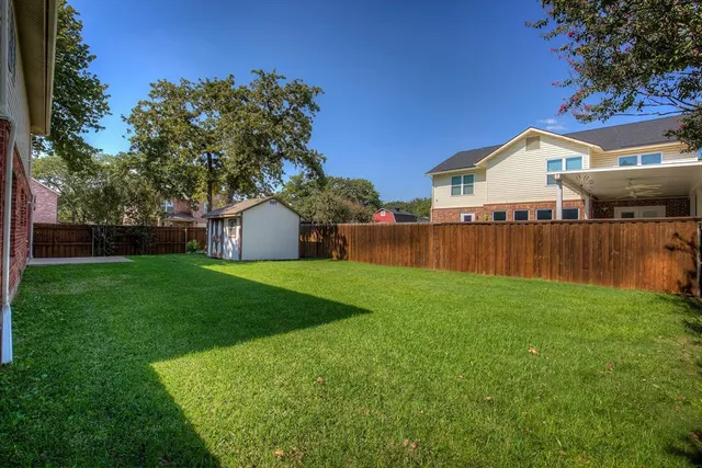 a view of a house with backyard and garden
