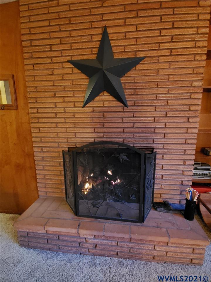 231 Northwest Reed Lane Dallas, OR 97338 - Photo 18 of 41 a living room with a fireplace