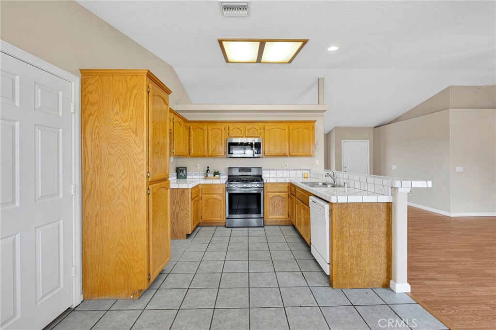 6271 Smoke Tree Road Phelan, CA 92371 - Photo 5 of 28 Kitchen