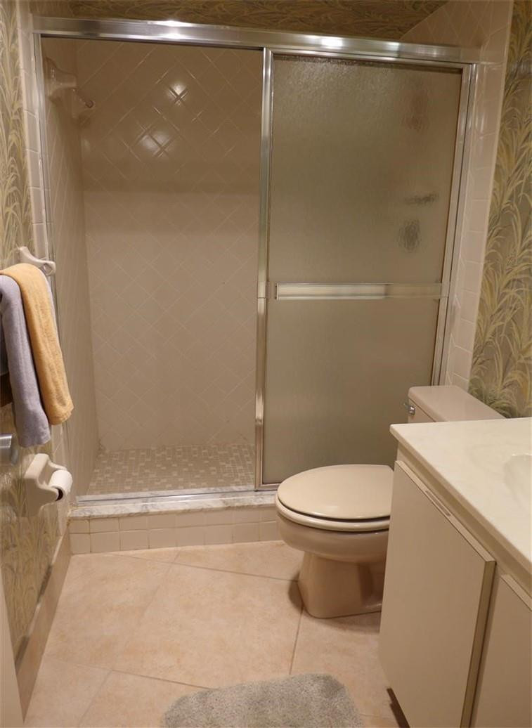 3095 North Course Drive, Unit 1005 Pompano Beach, FL 33069 - Photo 21 of 32 Guest bath