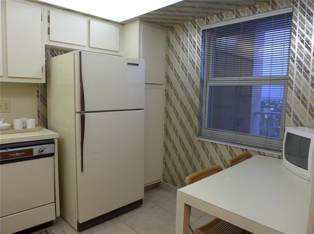 3095 North Course Drive, Unit 1005 Pompano Beach, FL 33069 - Photo 4 of 32 Eat In Kitchen