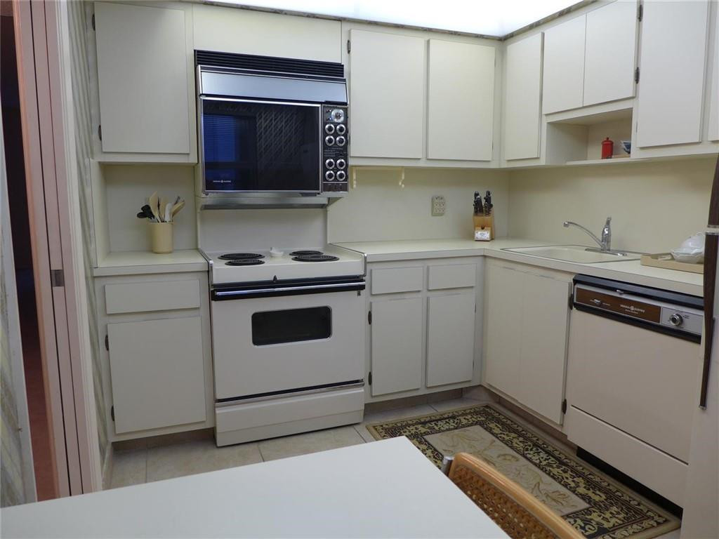 3095 North Course Drive, Unit 1005 Pompano Beach, FL 33069 - Photo 5 of 32 Neutral Kitchen