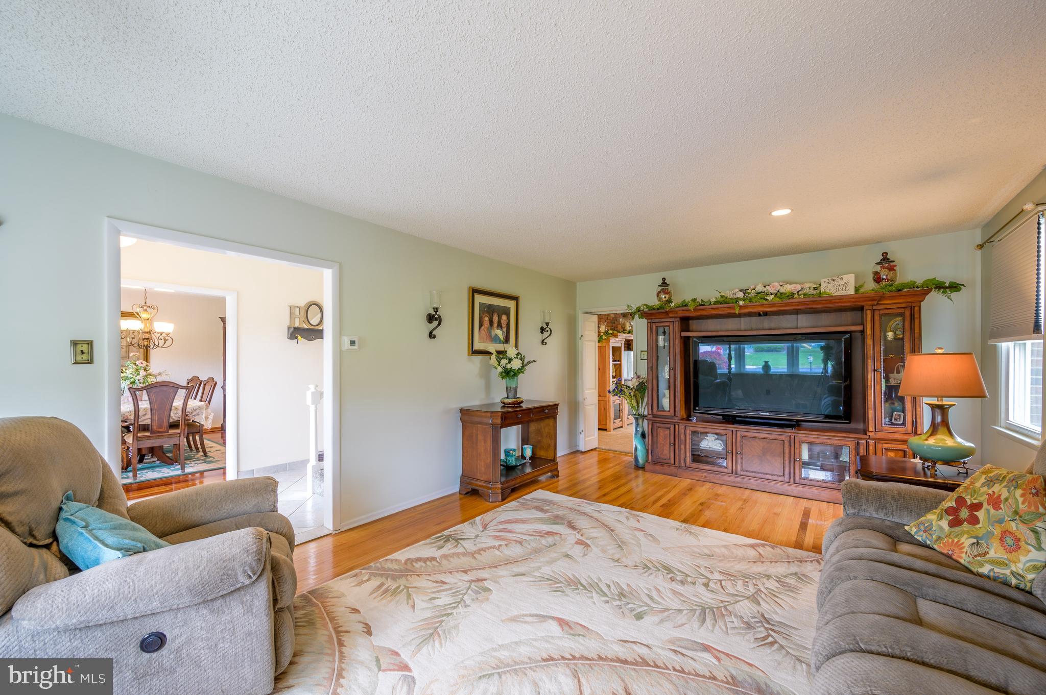 1087 Roberts Road Warminster, PA 18974 - Photo 18 of 43 Living Room