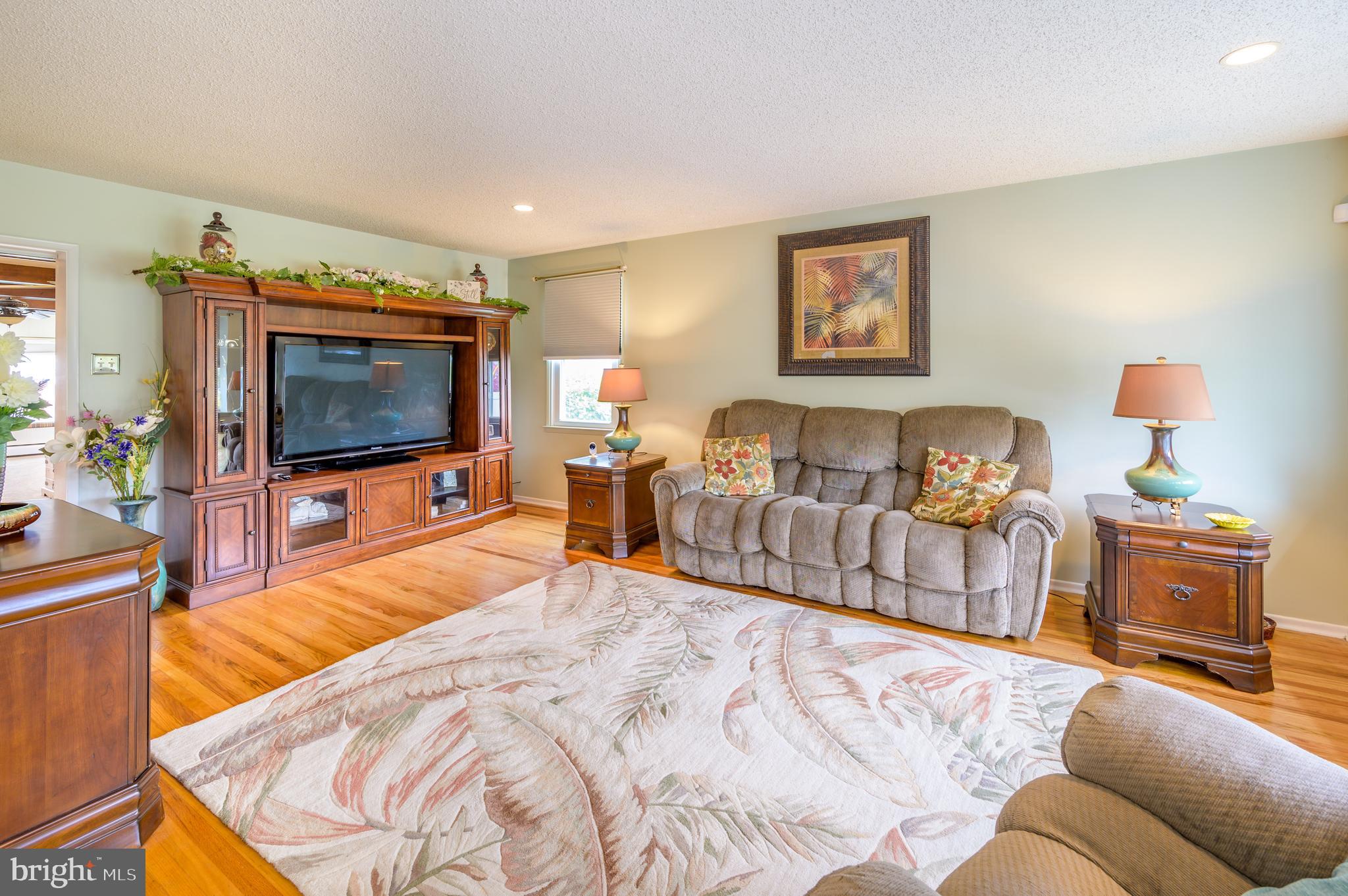 1087 Roberts Road Warminster, PA 18974 - Photo 19 of 43 Living Room