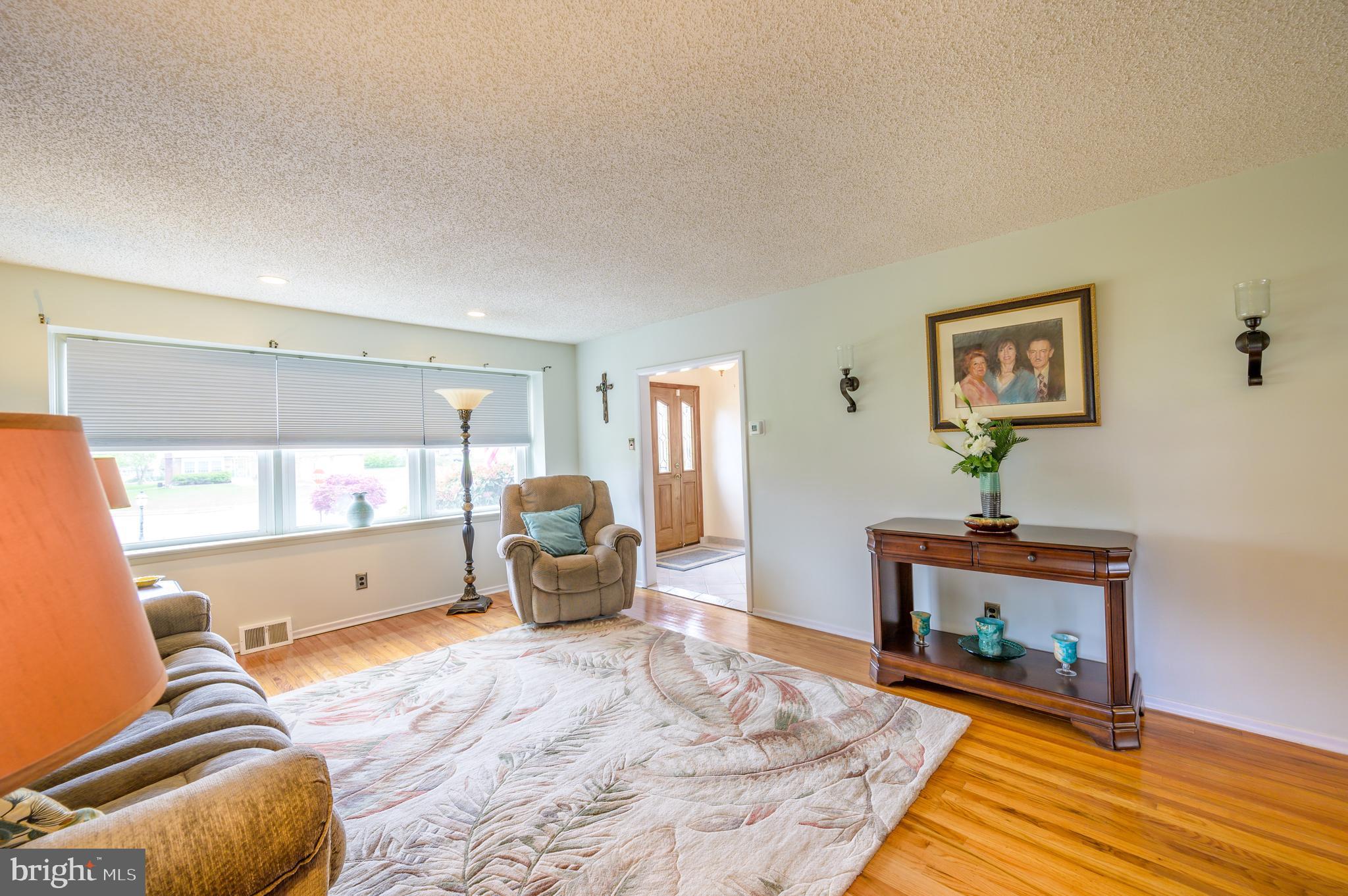 1087 Roberts Road Warminster, PA 18974 - Photo 20 of 43 Living Room