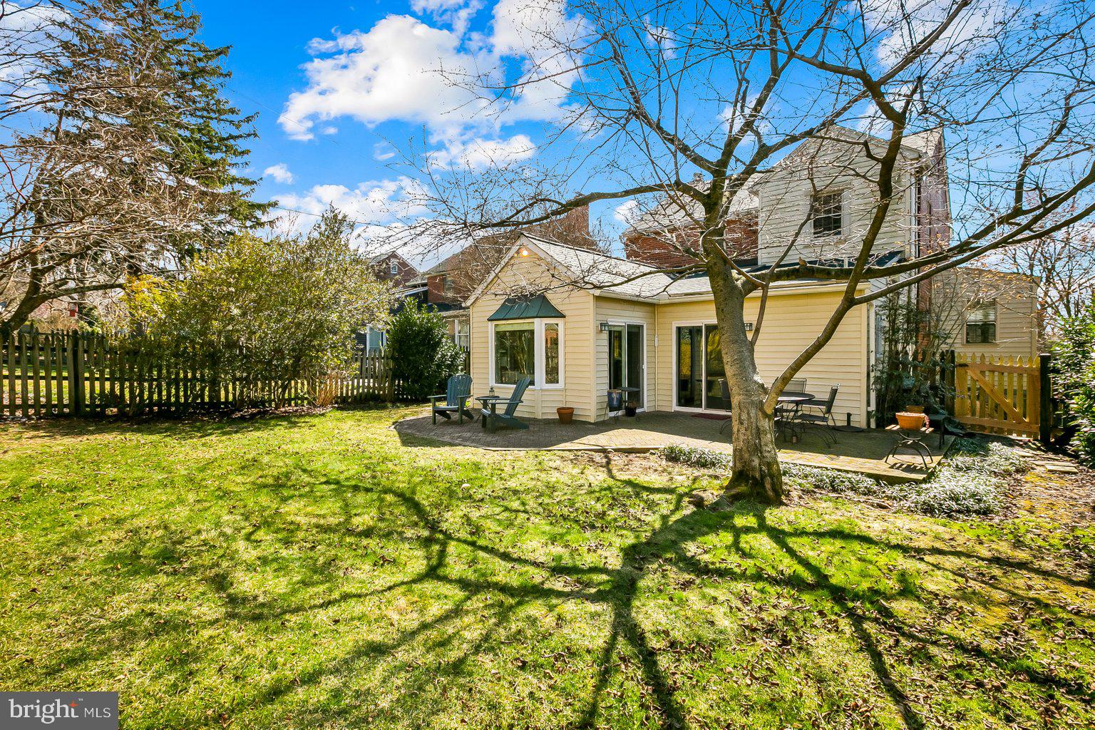 620 Overbrook Road Baltimore, MD 21212 - Photo 28 of 53 a backyard of a house with table and chairs