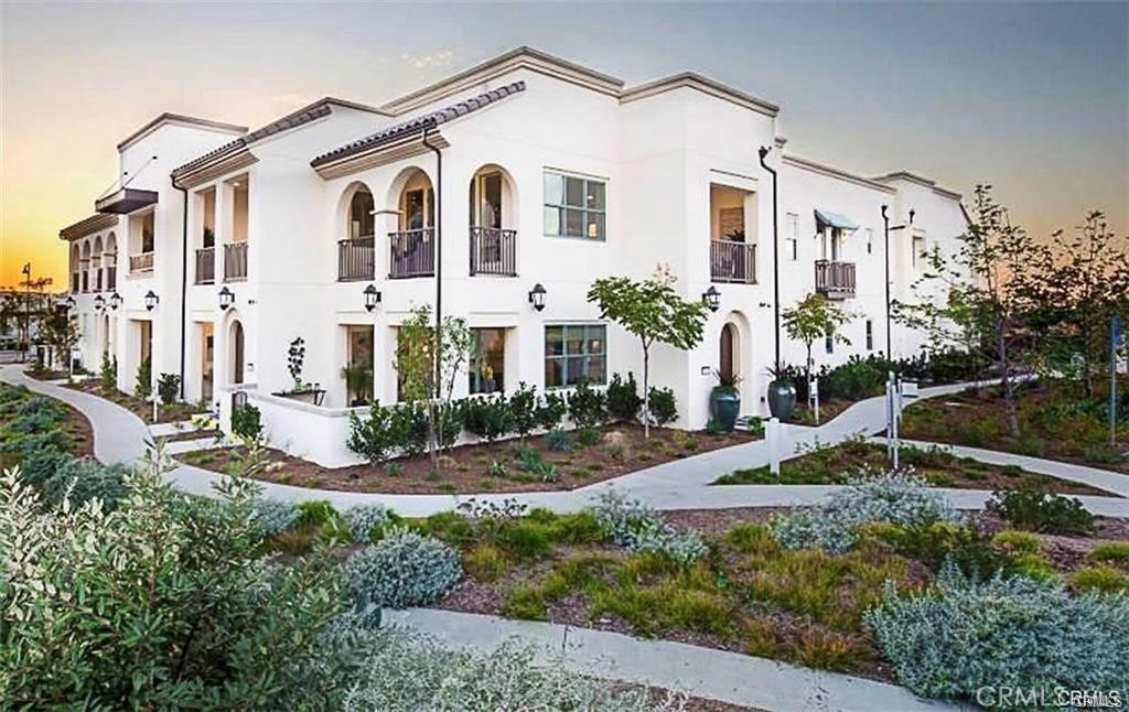 a view of a house with backyard and plants