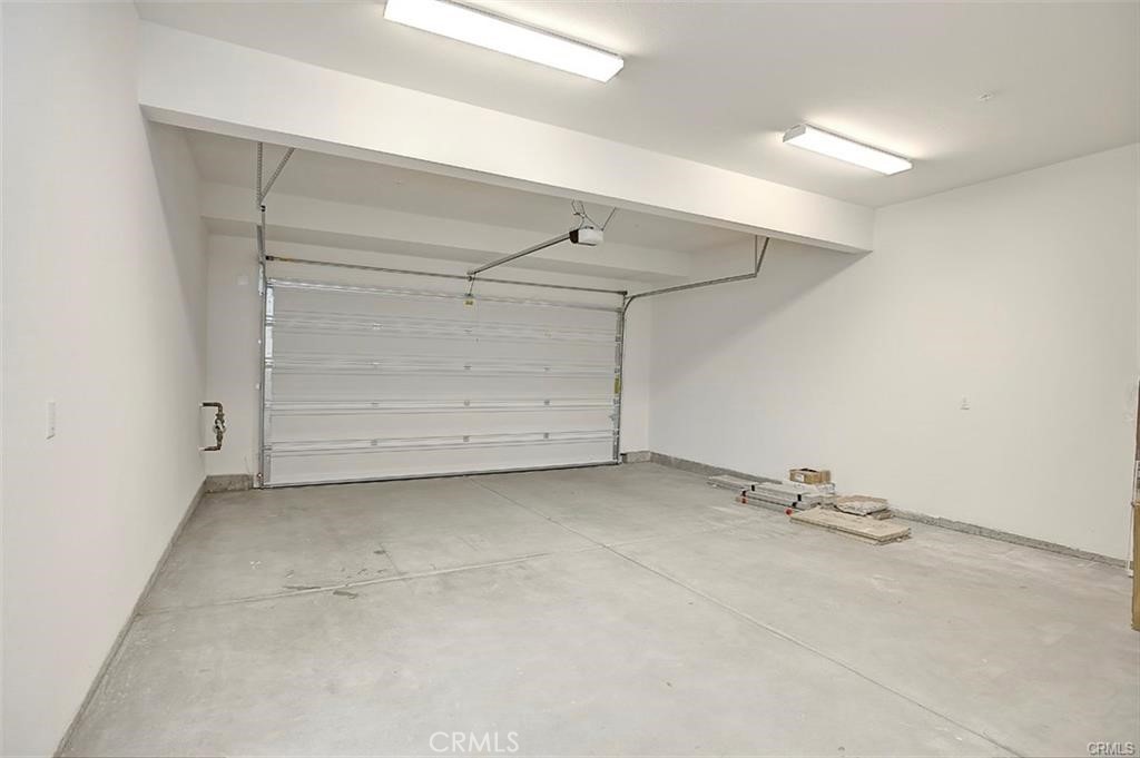 115 Fixie Irvine, CA 92618 - Photo 21 of 29 an empty room with a bench