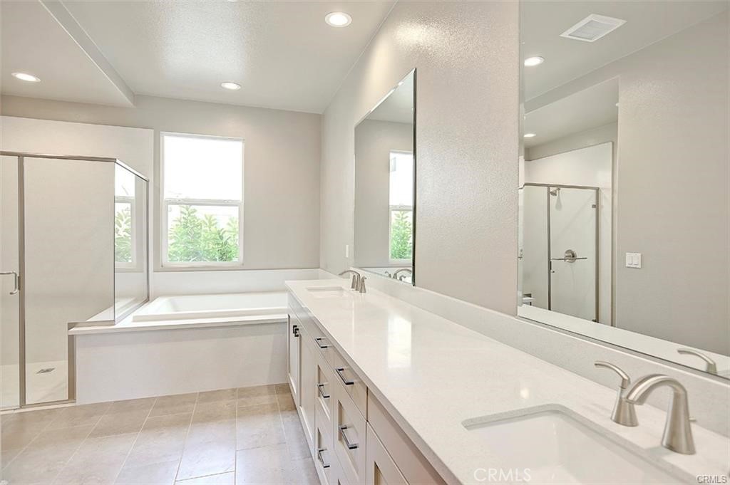 115 Fixie Irvine, CA 92618 - Photo 9 of 29 a spacious bathroom with a tub sink and mirror