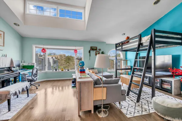 $779,000 | 239 Oak Park Drive, Unit 7B | Douglaston