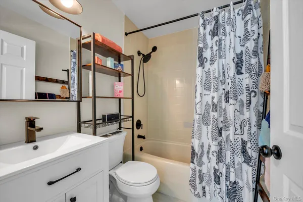 $779,000 | 239 Oak Park Drive, Unit 7B | Douglaston