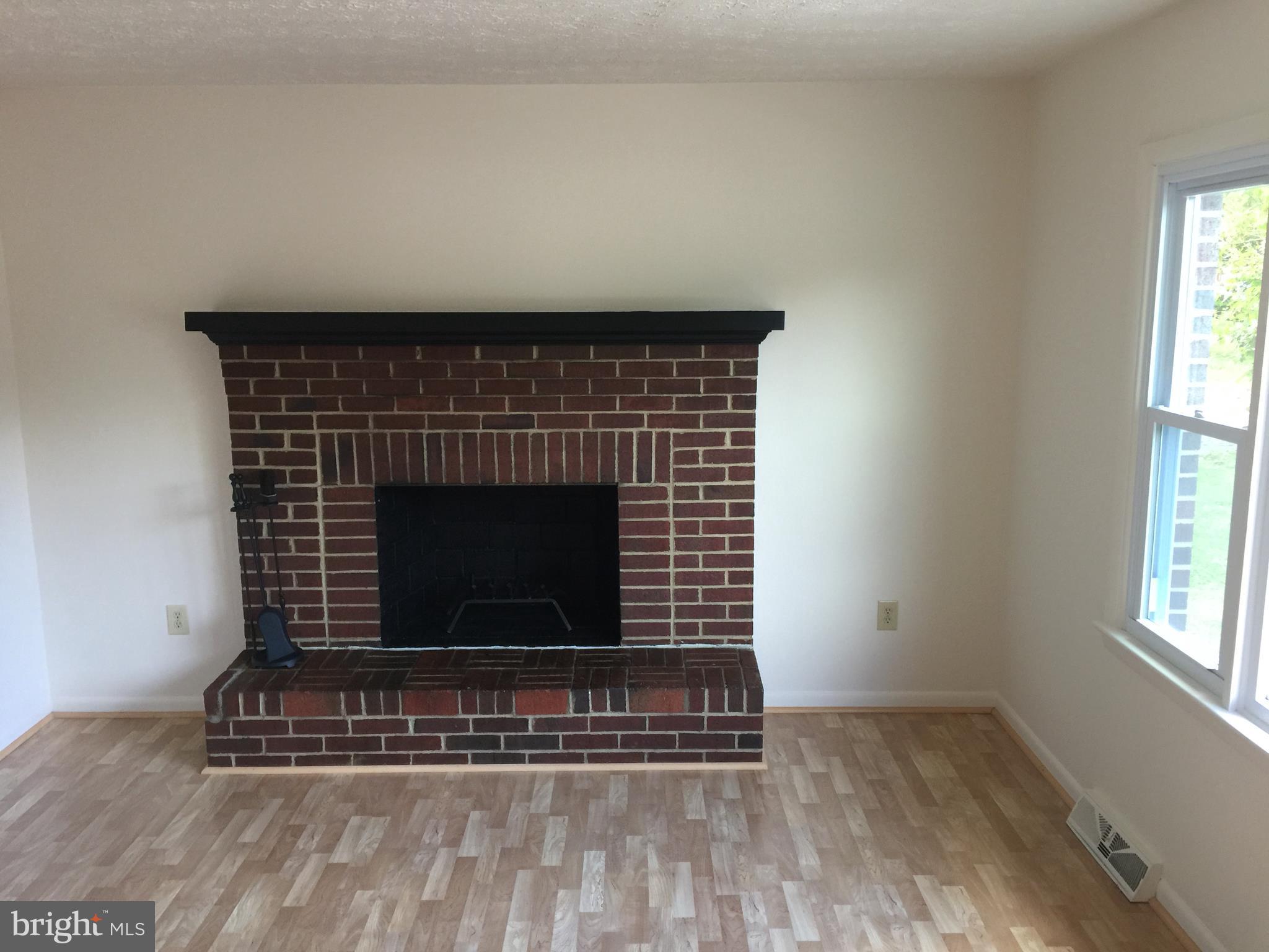 127 Brunswick Road Stephens City, VA 22655 - Photo 2 of 10 Living Room