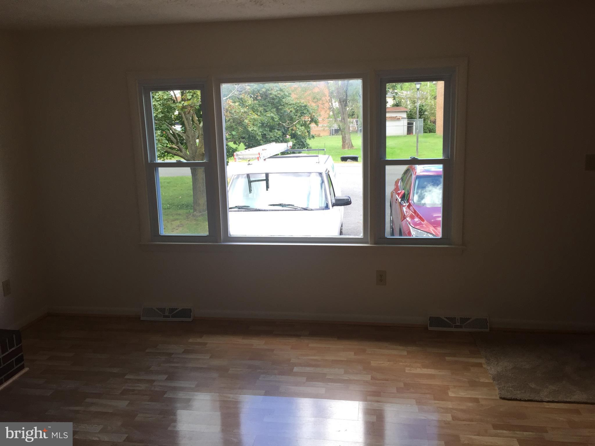 127 Brunswick Road Stephens City, VA 22655 - Photo 3 of 10 Living Room