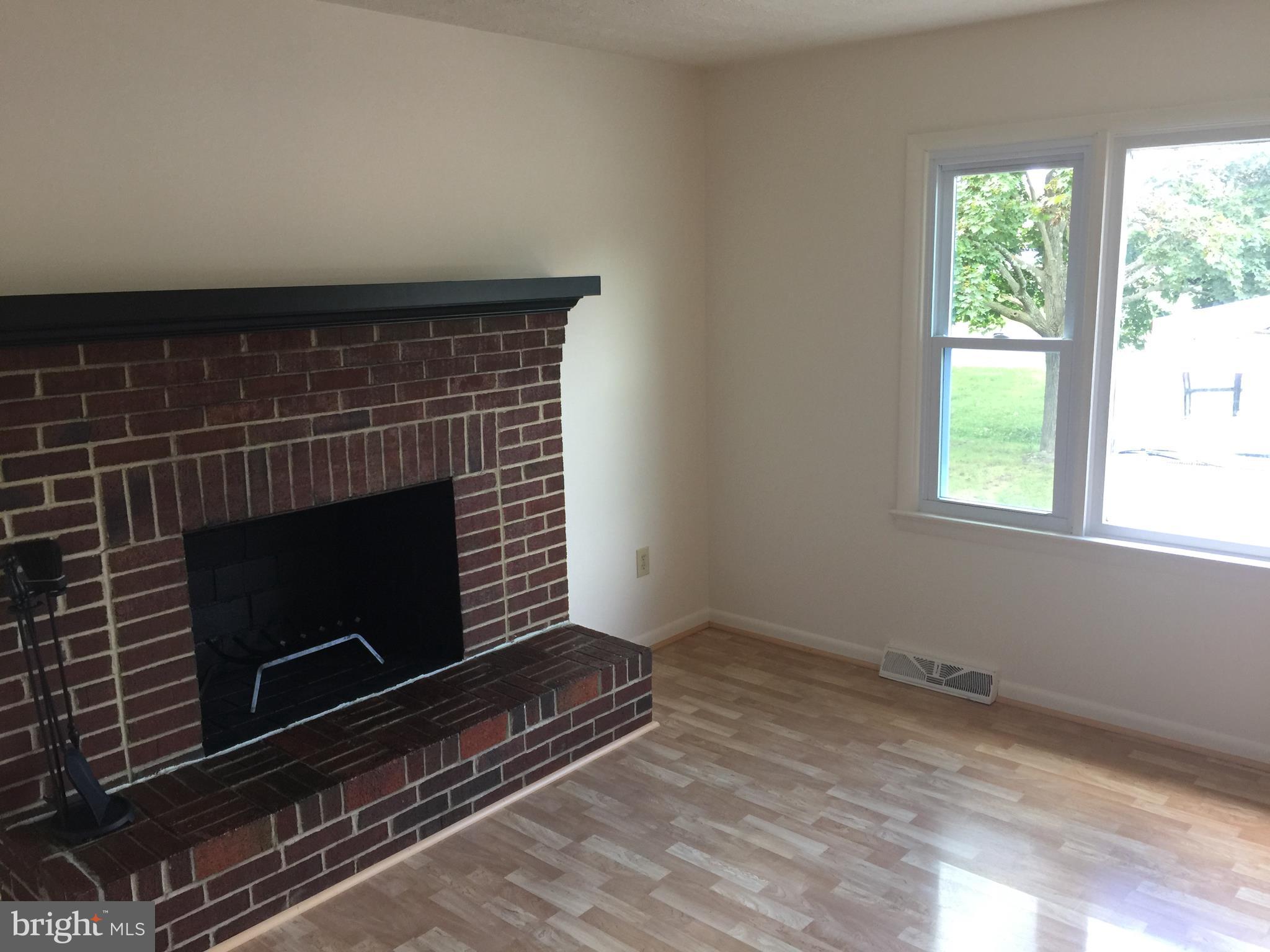 127 Brunswick Road Stephens City, VA 22655 - Photo 6 of 10 Living Room